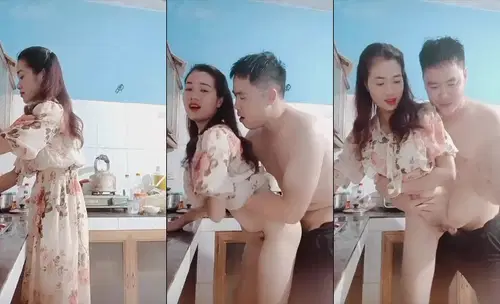 em-dang-nau-an-anh-cung-keo-vay-em-len-chich-ngay-tai-bep