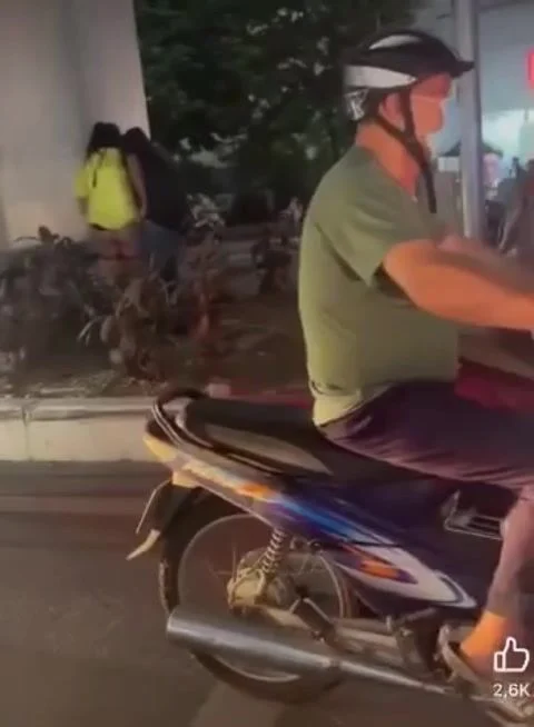 cap-doi-nung-lon-du-nhau-ngay-ngoai-duong-o-ha-noi