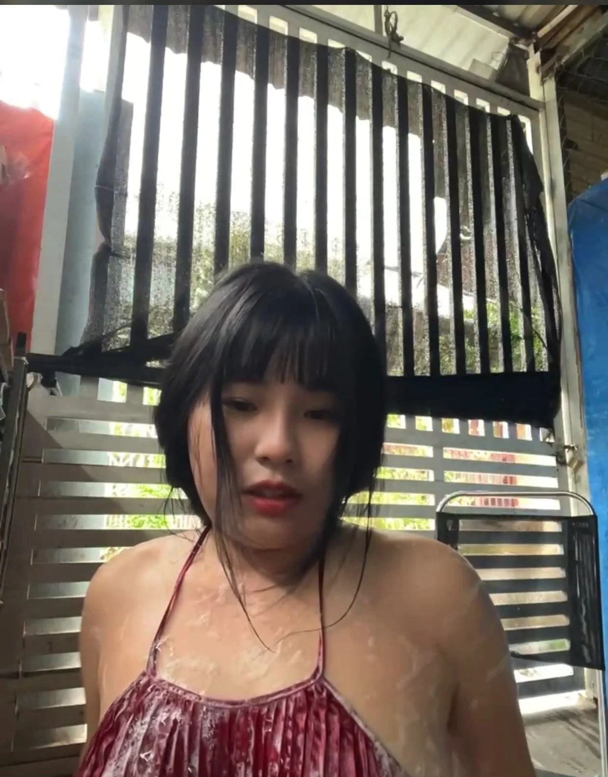 gai-xinh-vu-to-lon-mup-tam-ngay-truoc-cua-nha-dam-dang