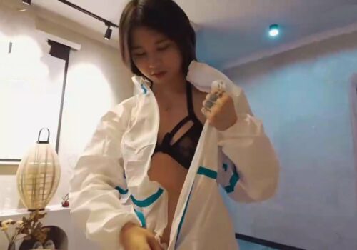 nu-nhan-vien-test-covid-va-cam-do-cua-dong-tien