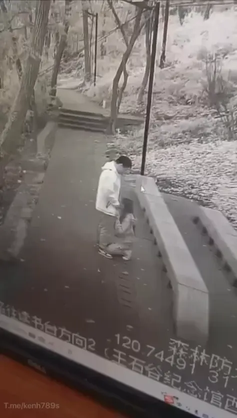Bú cu public bị camera ghi hình lại