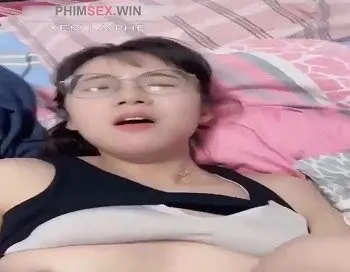 Em gái xinh kính cận địt bạn trai sướng tột đỉnh